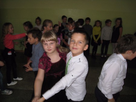Стоят девчонки, стоят в сторонке........